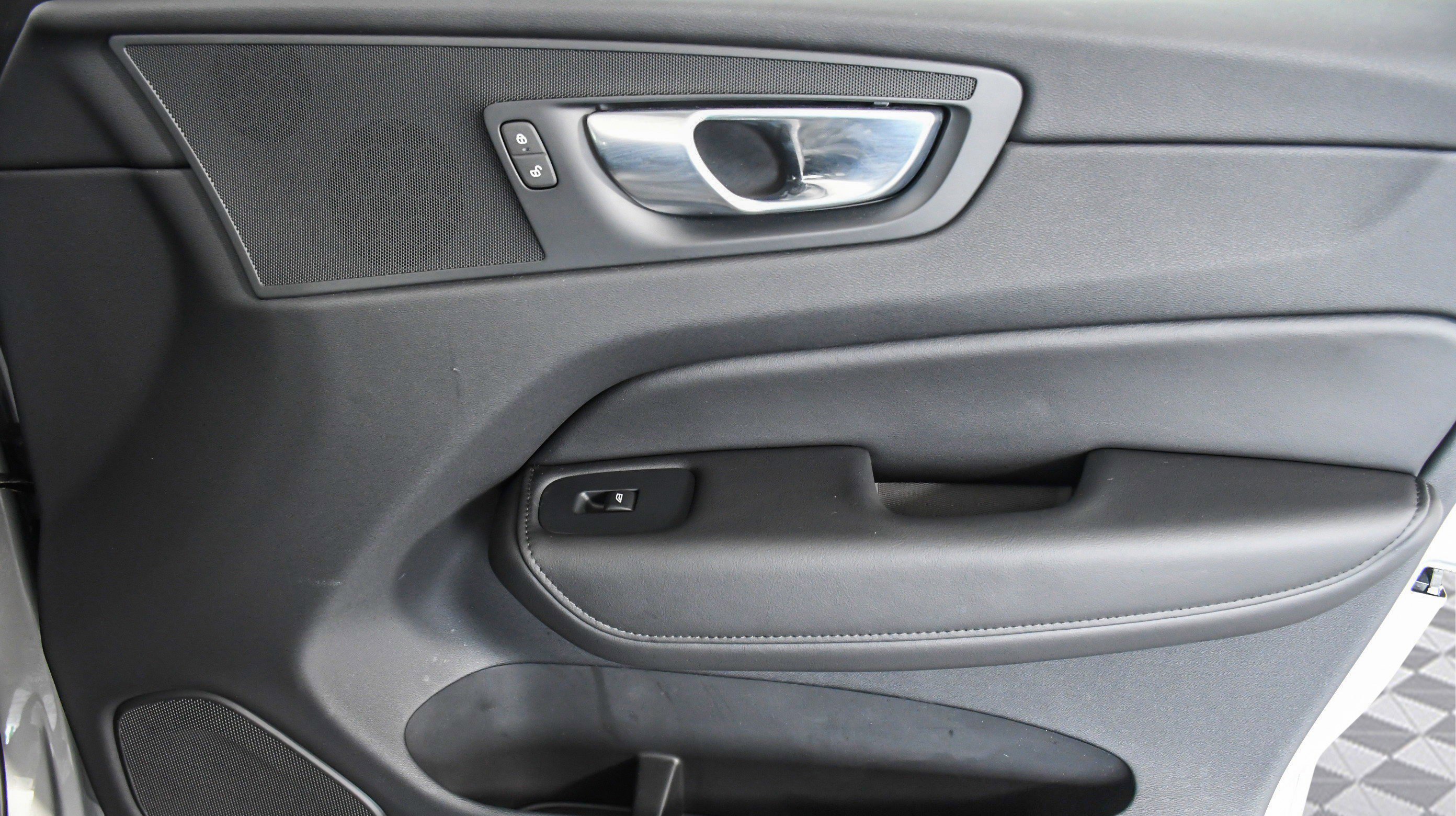 Used 2025 Volvo XC60 B5 Plus image 29