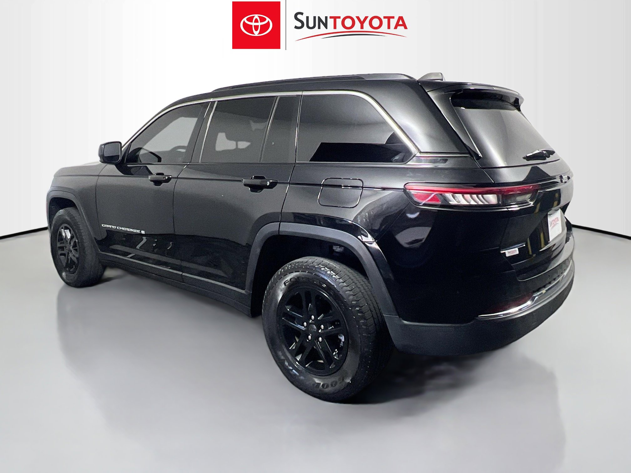 Used 2024 Jeep Grand Cherokee Laredo w/ Trailer Tow Package image 6