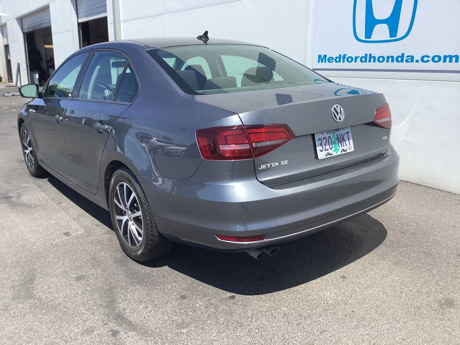 Used 2016 Volkswagen Jetta SE FWD image 4