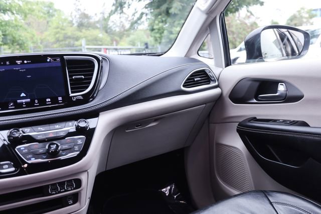 Used 2022 Chrysler Pacifica Touring-L w/ Uconnect Theater Family Group FWD image 24