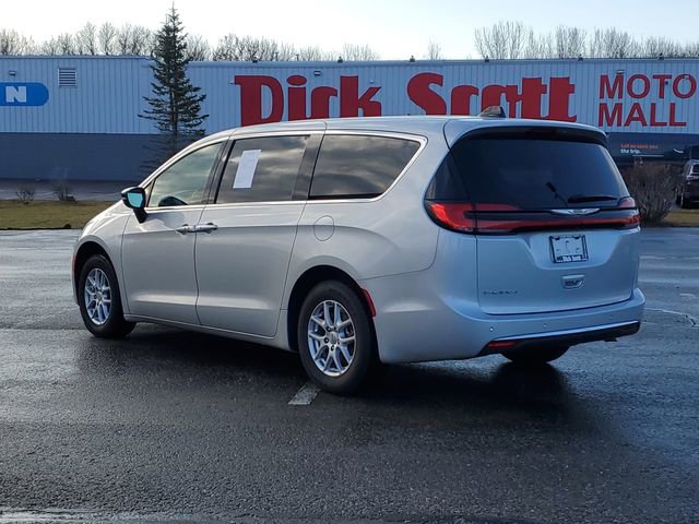 Used 2024 Chrysler Pacifica Touring-L image 5