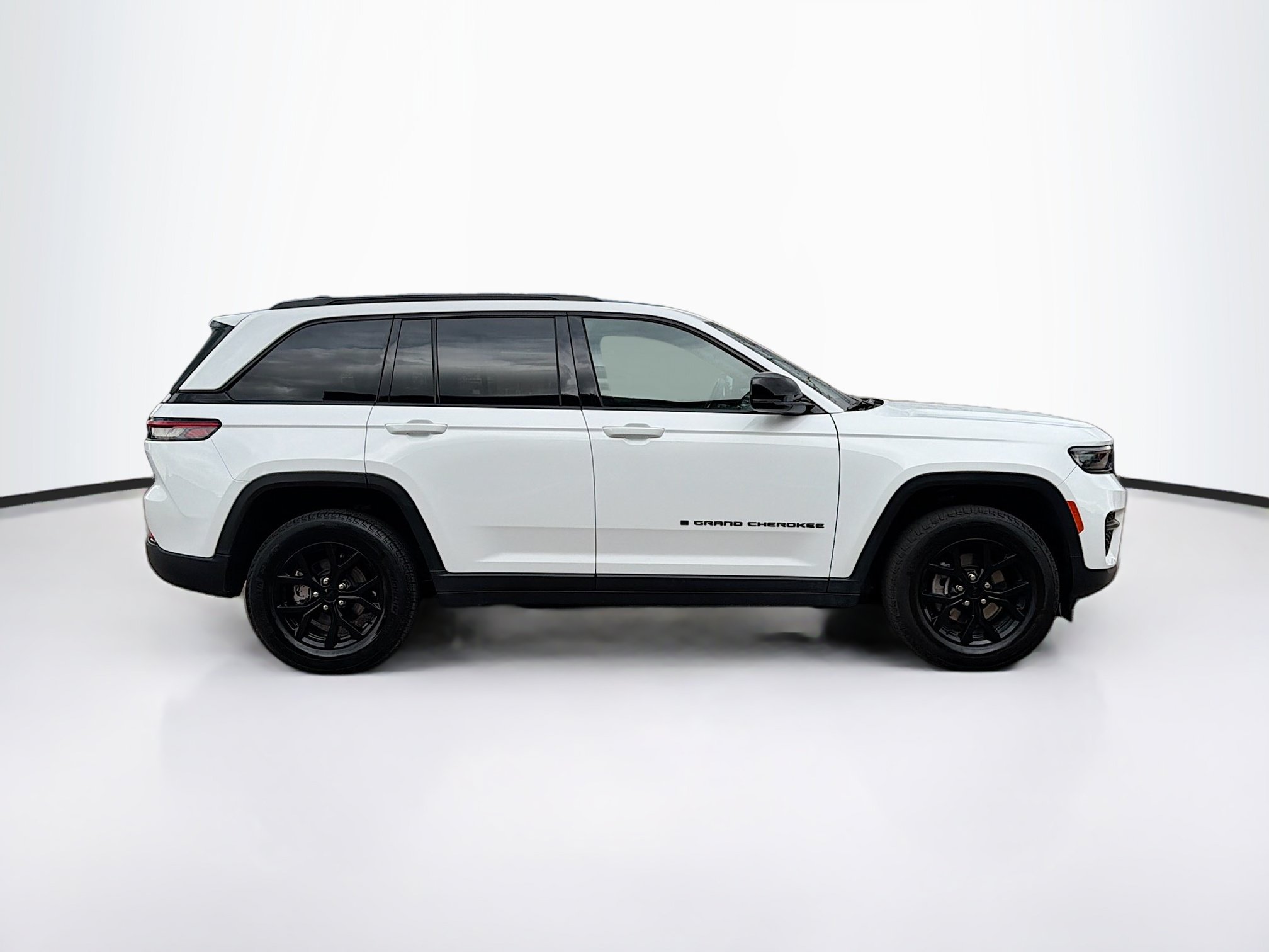 Used 2024 Jeep Grand Cherokee Altitude AWD/4WD image 10