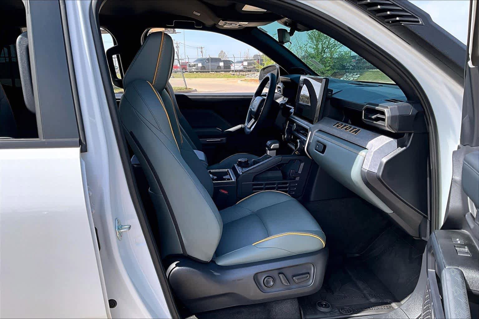 Used 2025 Toyota 4Runner Trailhunter AWD/4WD image 9