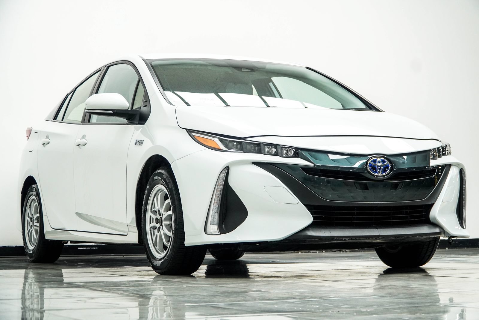 Used 2021 Toyota Prius Prime XLE FWD image 4