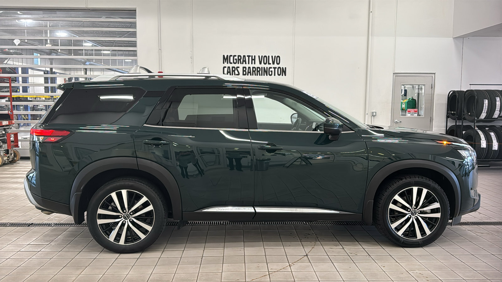 Used 2025 Nissan Pathfinder Platinum AWD/4WD image 4