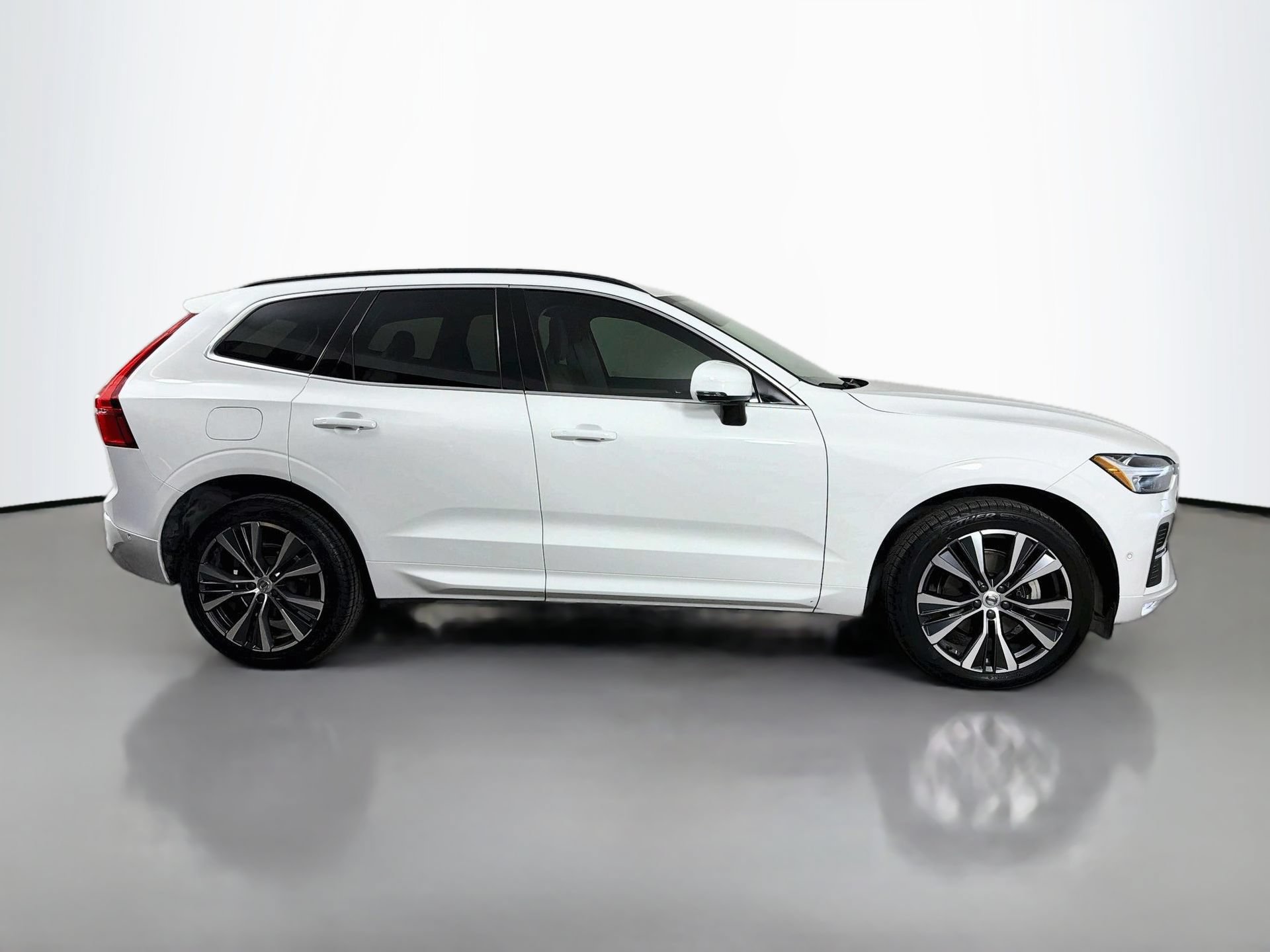 Certified 2022 Volvo XC60 B5 Momentum w/ Advanced Package FWD image 5