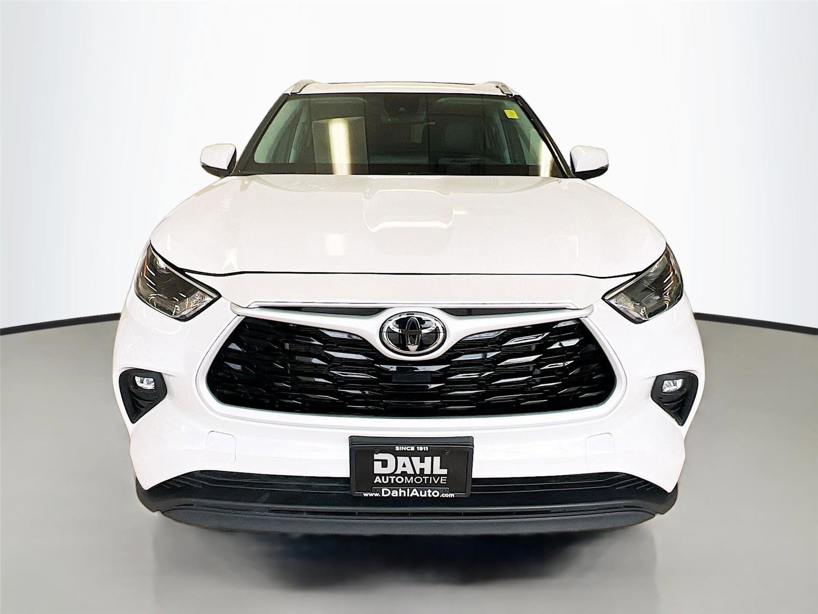 Used 2024 Toyota Highlander XLE image 2