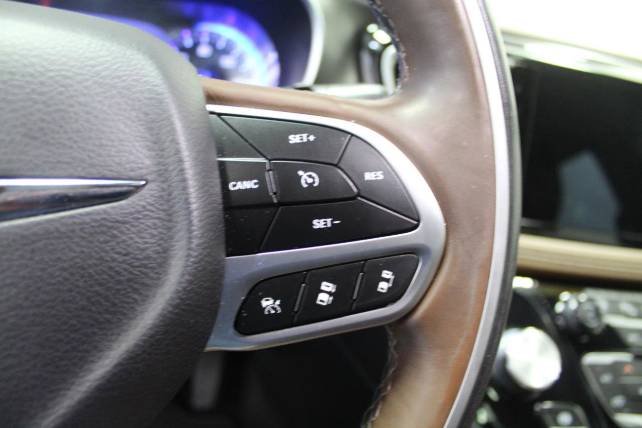 Used 2018 Chrysler Pacifica Limited w/ Tire & Wheel Group FWD image 10