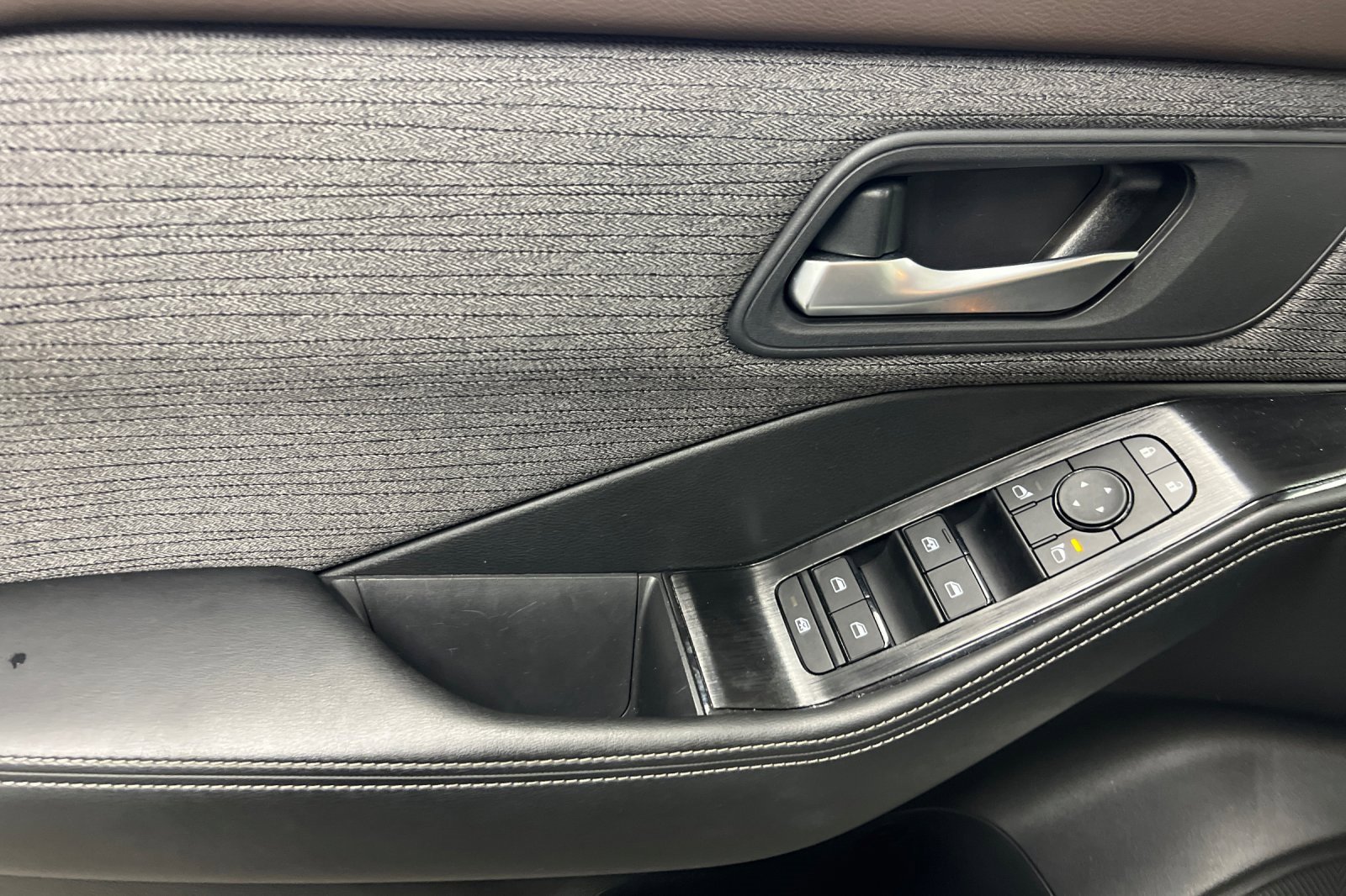 Used 2023 Nissan Rogue SV image 10