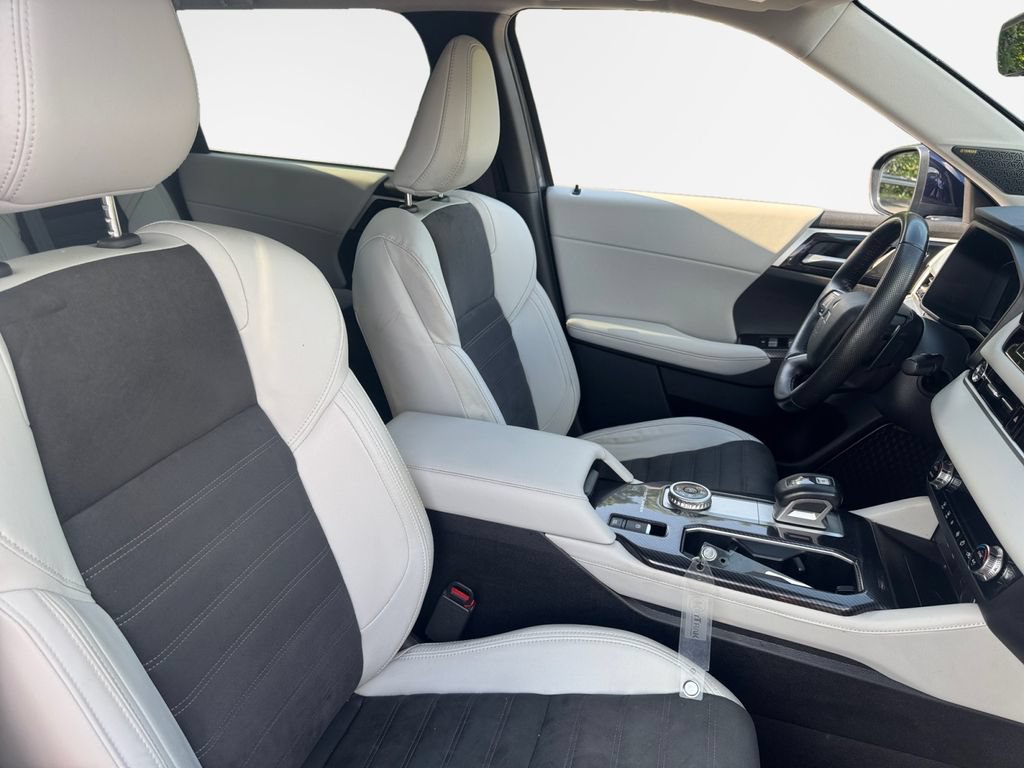 Used 2025 Mitsubishi Outlander AWD image 25