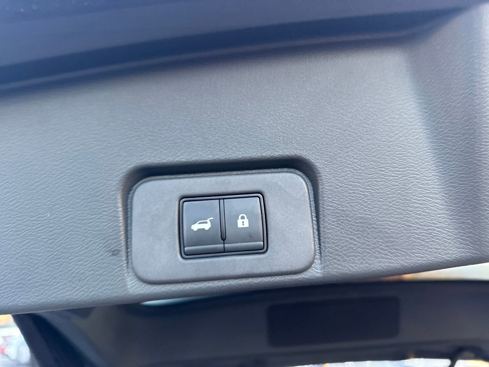 Certified 2025 Nissan Rogue SV image 23