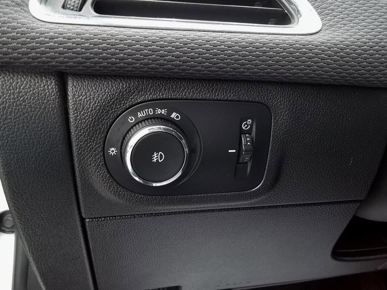 Used 2017 Chevrolet Cruze LT w/ Convenience Package image 20