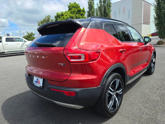 Used 2021 Volvo XC40 T5 R-Design image 4