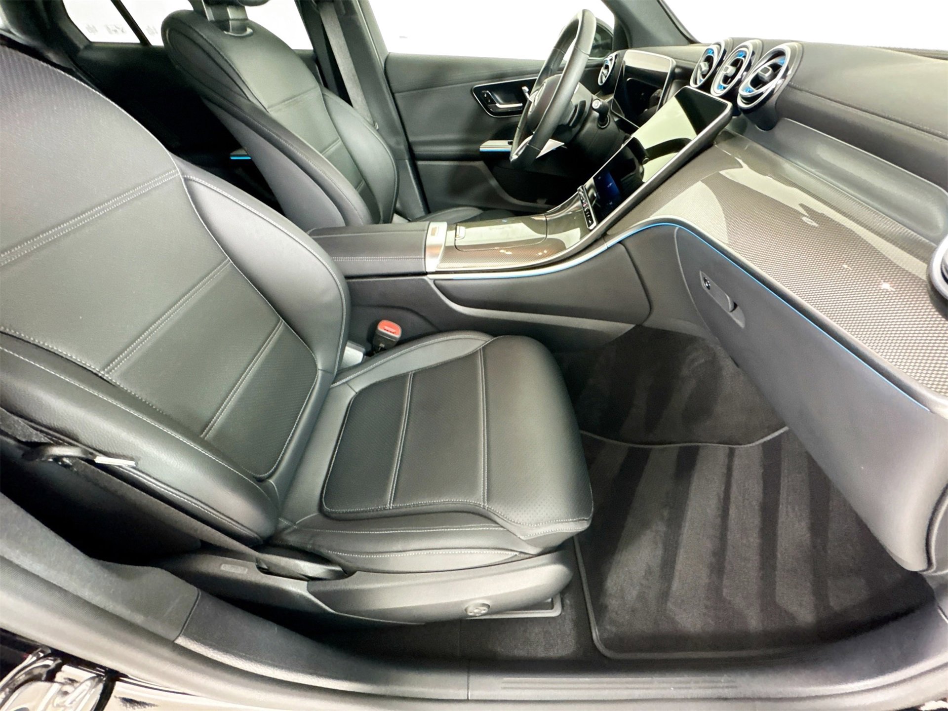 Certified 2025 Mercedes-Benz GLC 300 image 30