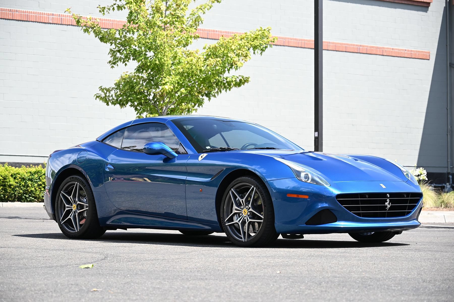 Used 2015 Ferrari California T RWD image 3
