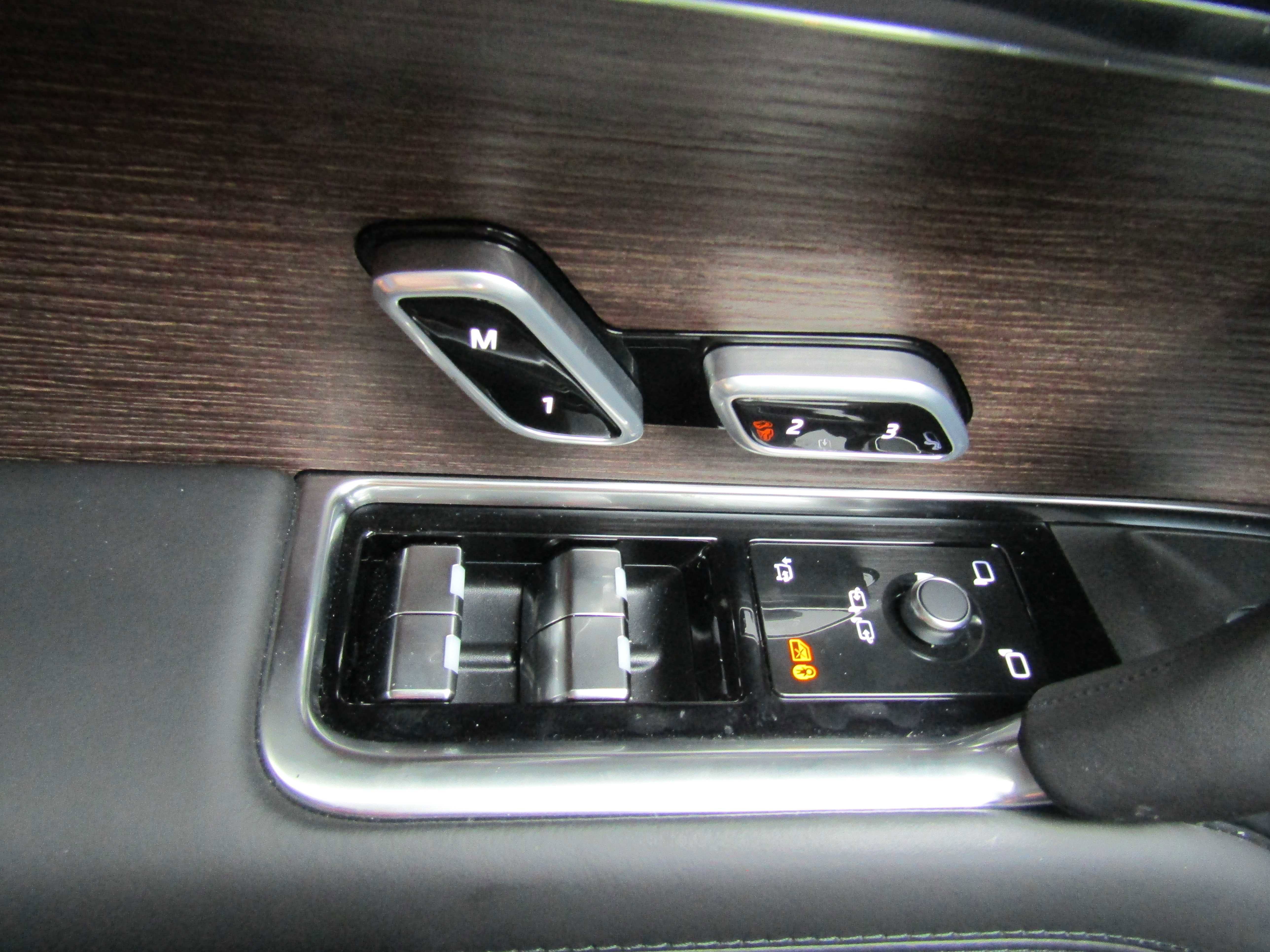 Used 2025 Land Rover Range Rover SE AWD/4WD image 17