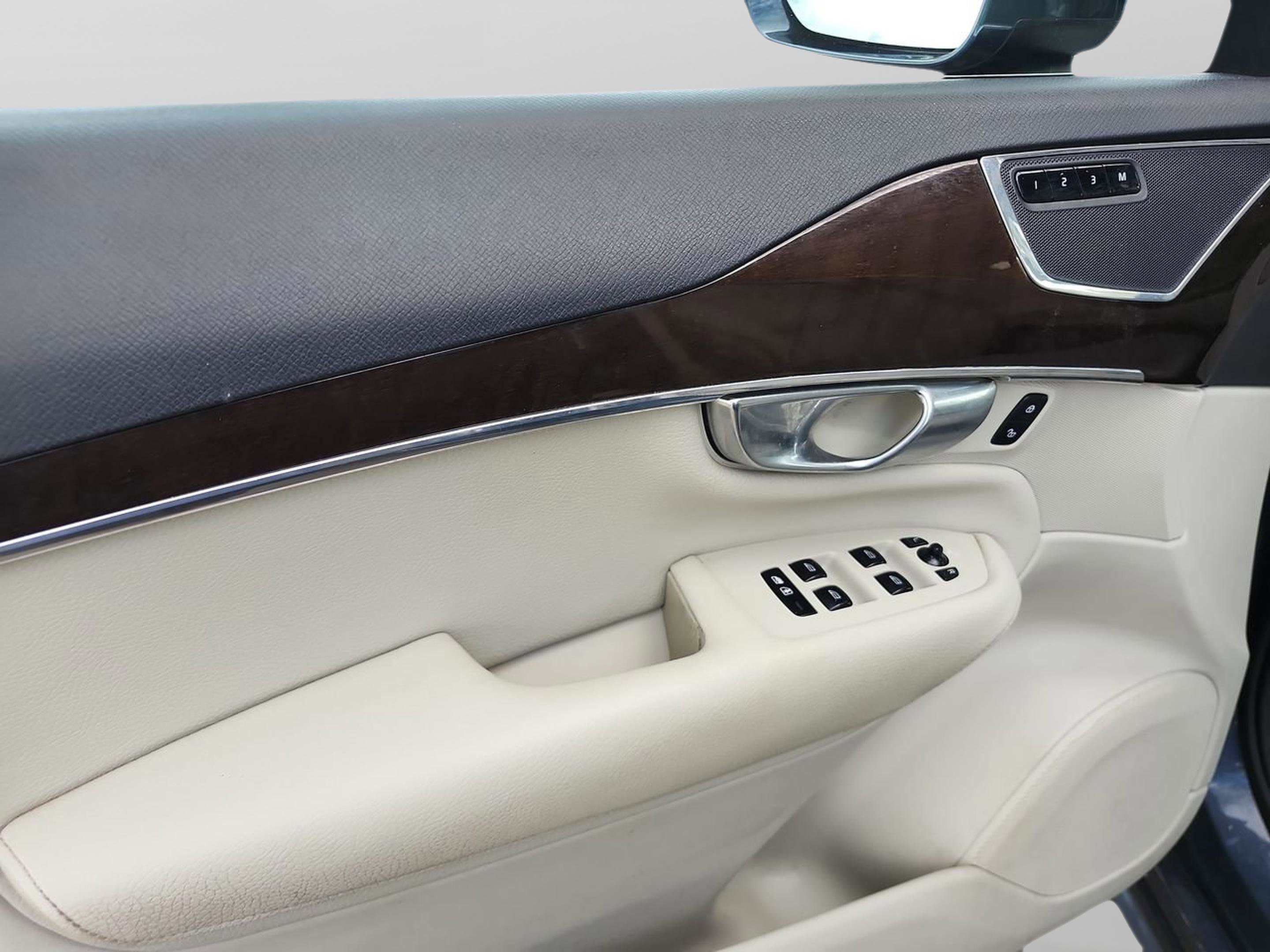 Used 2018 Volvo XC90 T5 Momentum w/ Convenience Package image 14