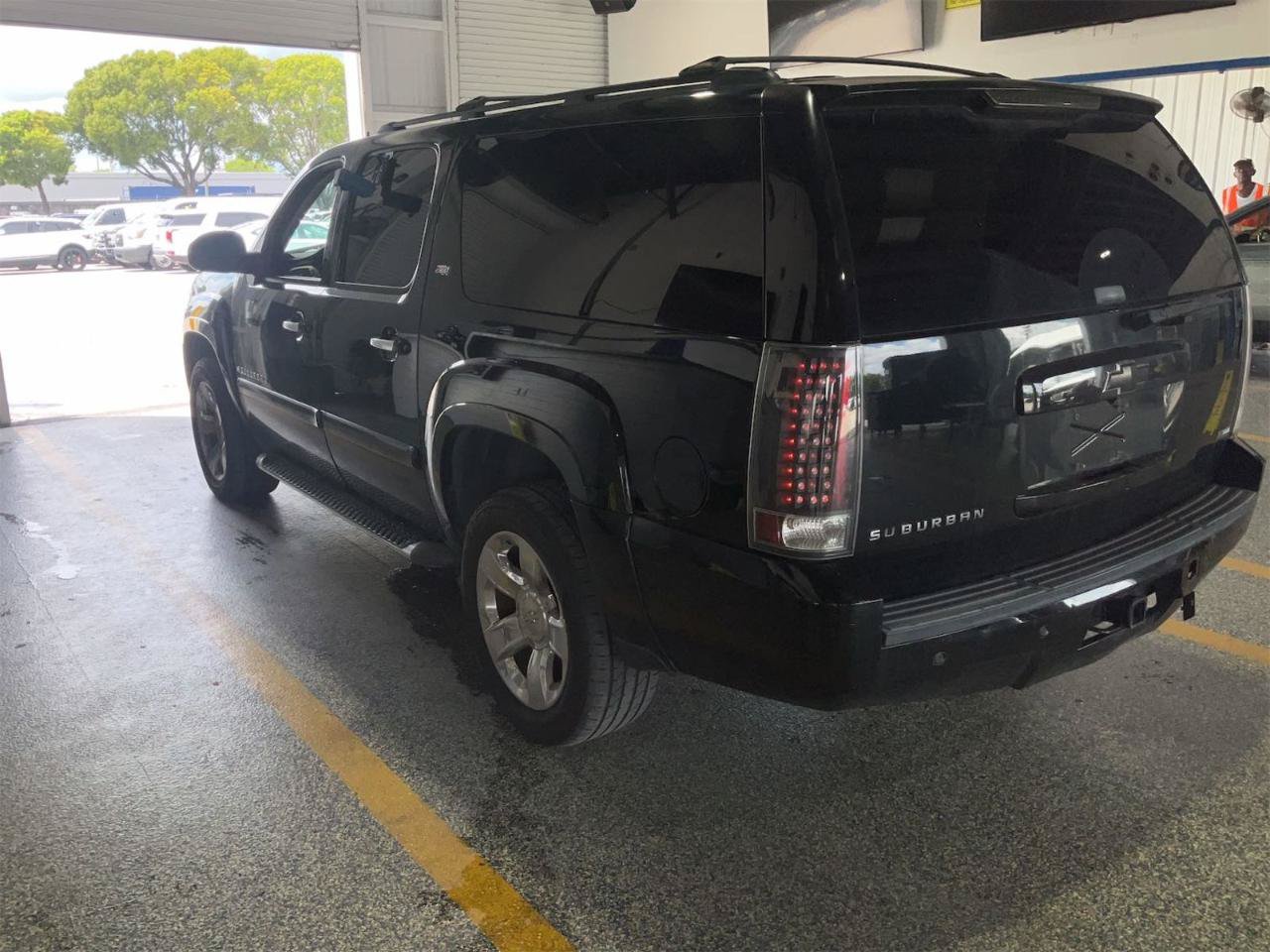 Used 2007 Chevrolet Suburban LT w/ LT Preferred Equipment Group AWD/4WD image 4