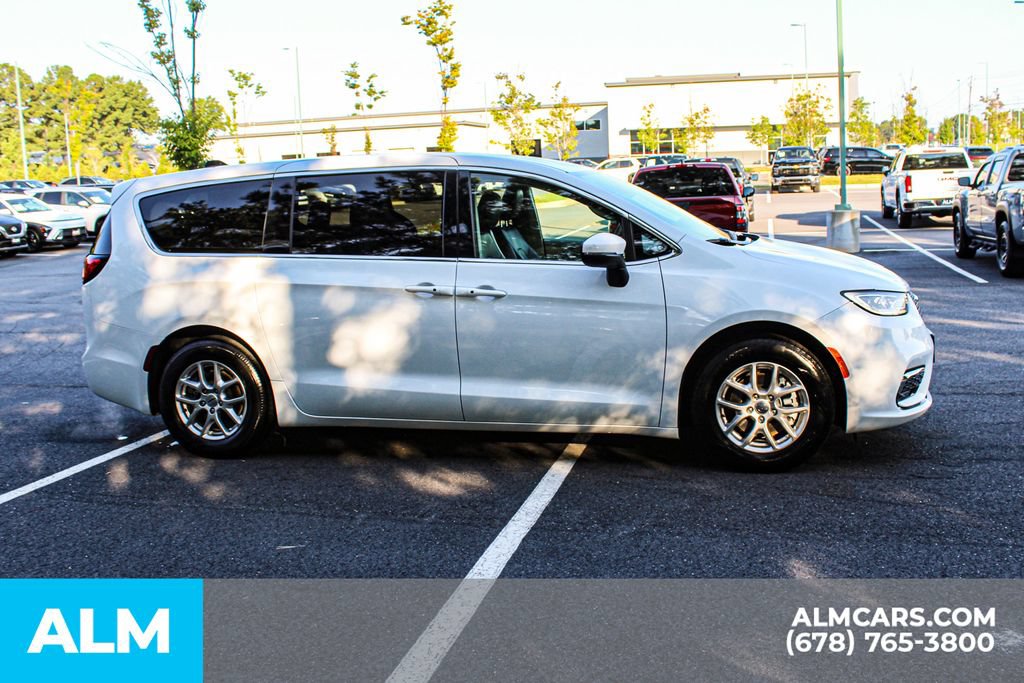 Used 2023 Chrysler Pacifica Touring-L FWD image 8