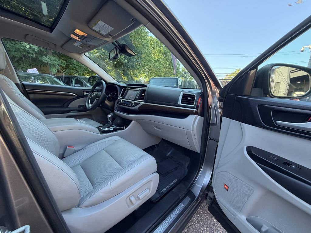 Used 2014 Toyota Highlander Limited Platinum AWD/4WD image 21
