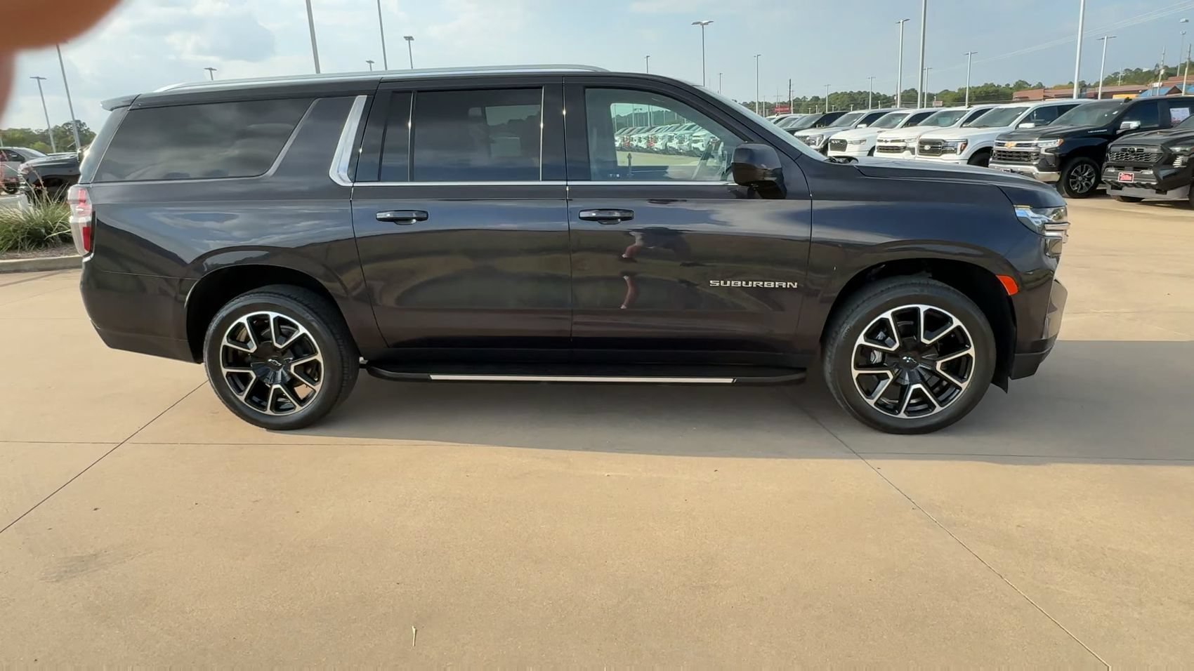 Used 2024 Chevrolet Suburban LT AWD/4WD image 2