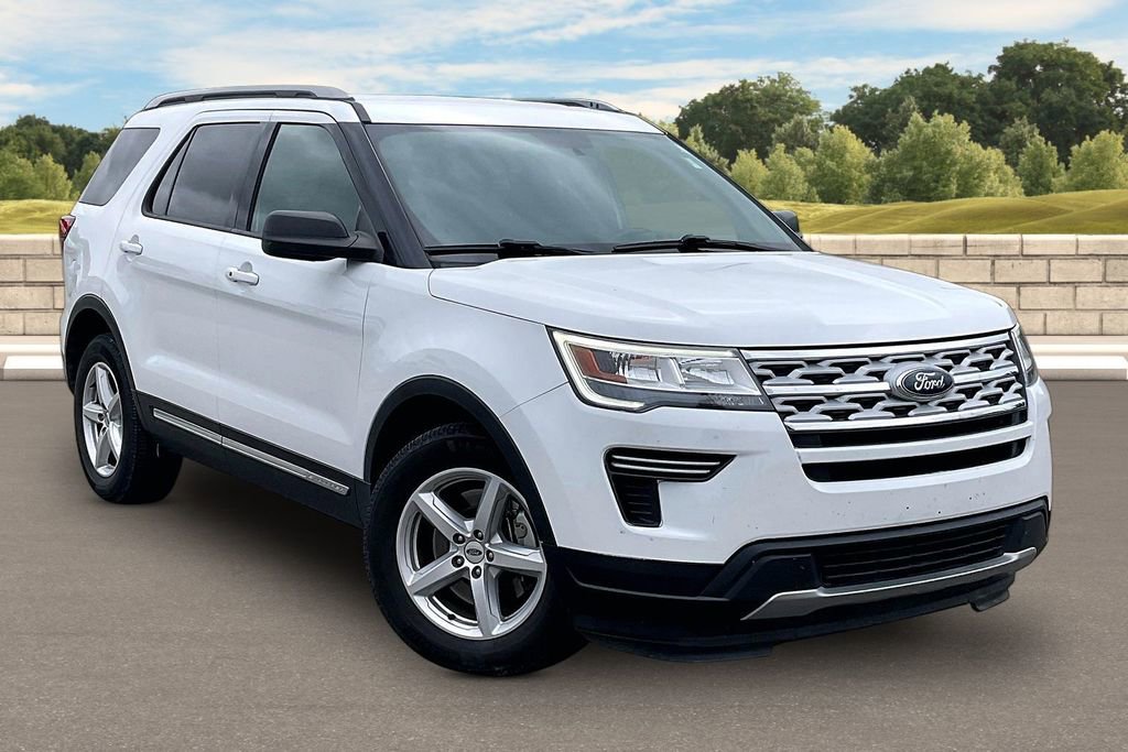 Used 2018 Ford Explorer XLT FWD image 2