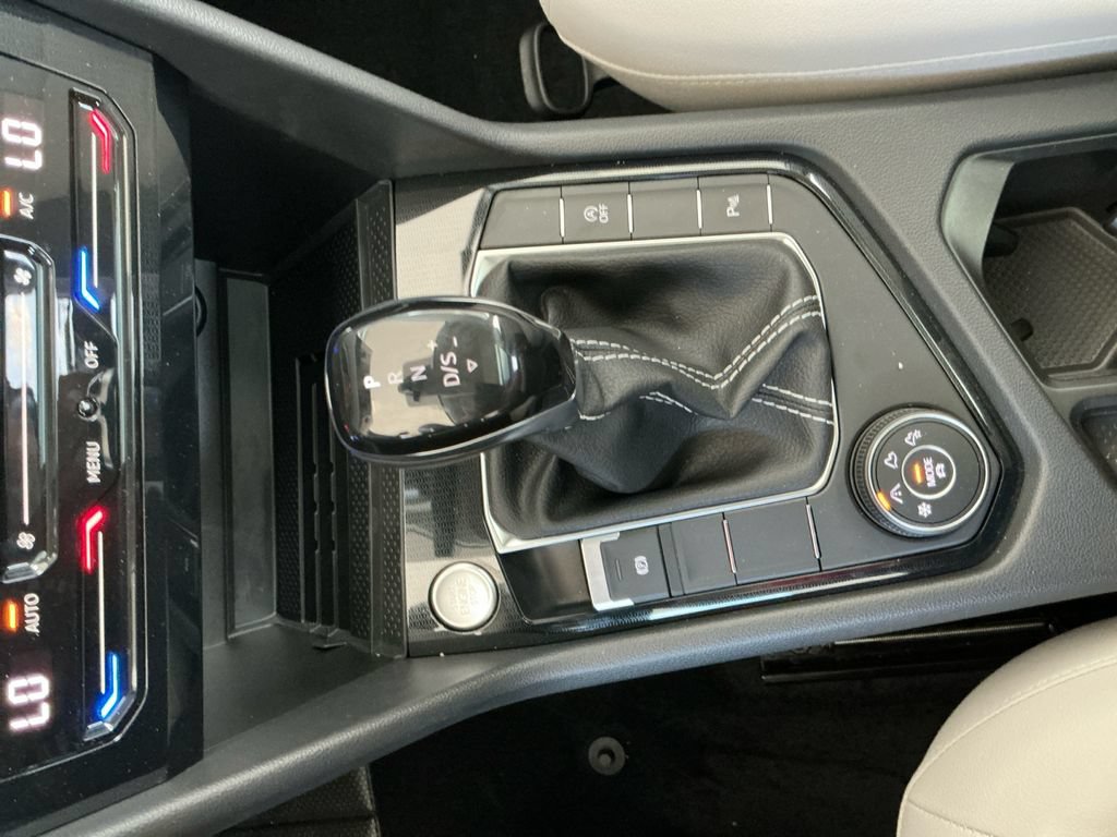 Certified 2025 Volkswagen Taos SE w/ Panoramic Sunroof Package AWD/4WD image 19