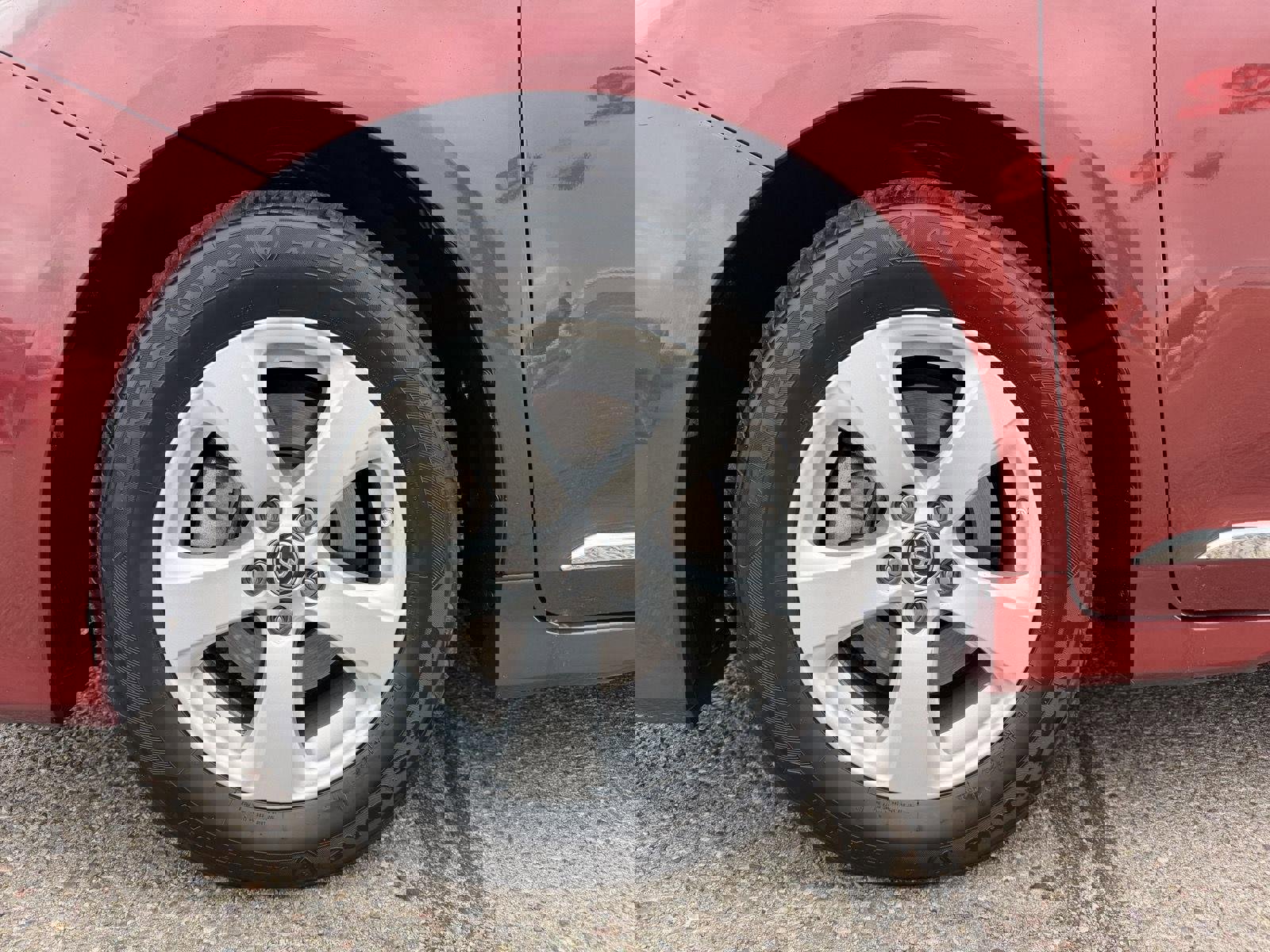 Used 2018 Toyota Sienna LE w/ Carpet Mat Package image 40