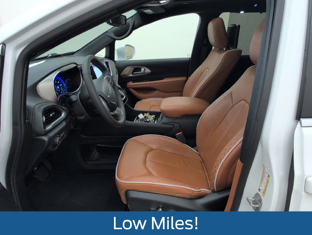 Used 2024 Chrysler Pacifica Pinnacle FWD image 4