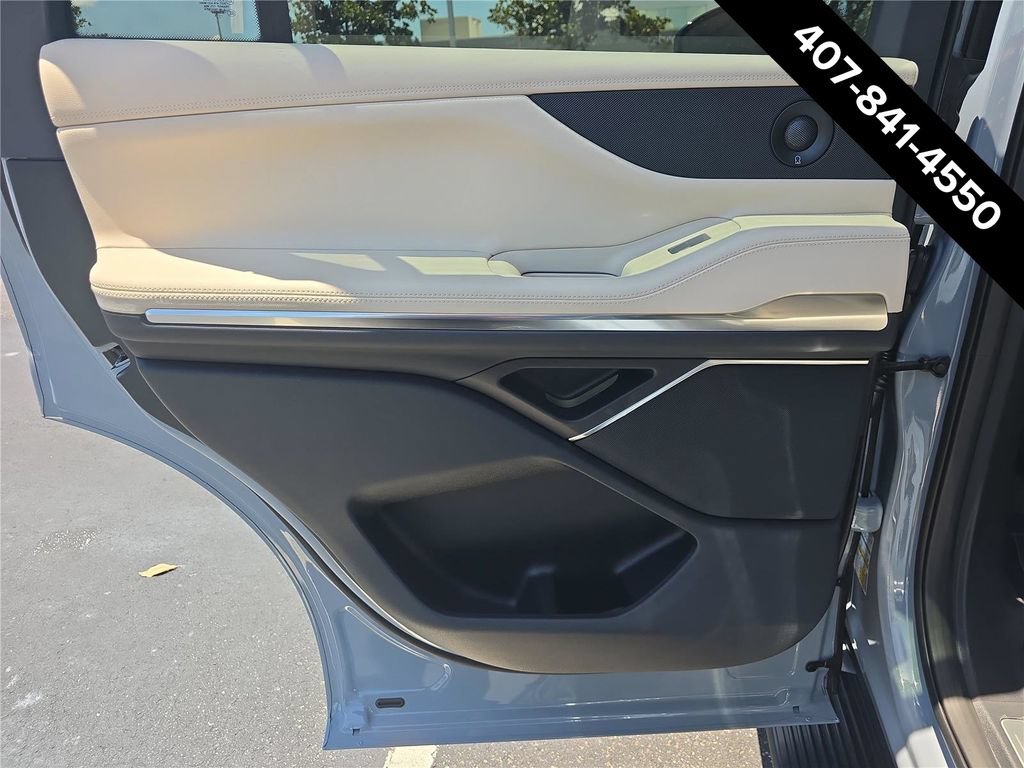 New 2027 Lincoln Navigator Premiere RWD image 7