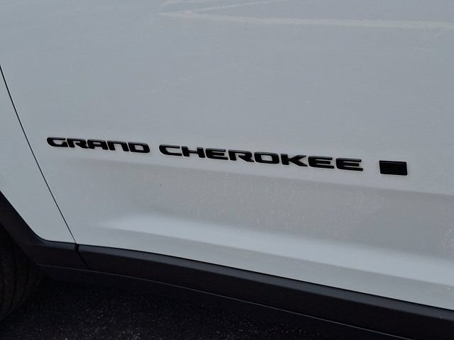 Certified 2023 Jeep Grand Cherokee Altitude AWD/4WD image 35