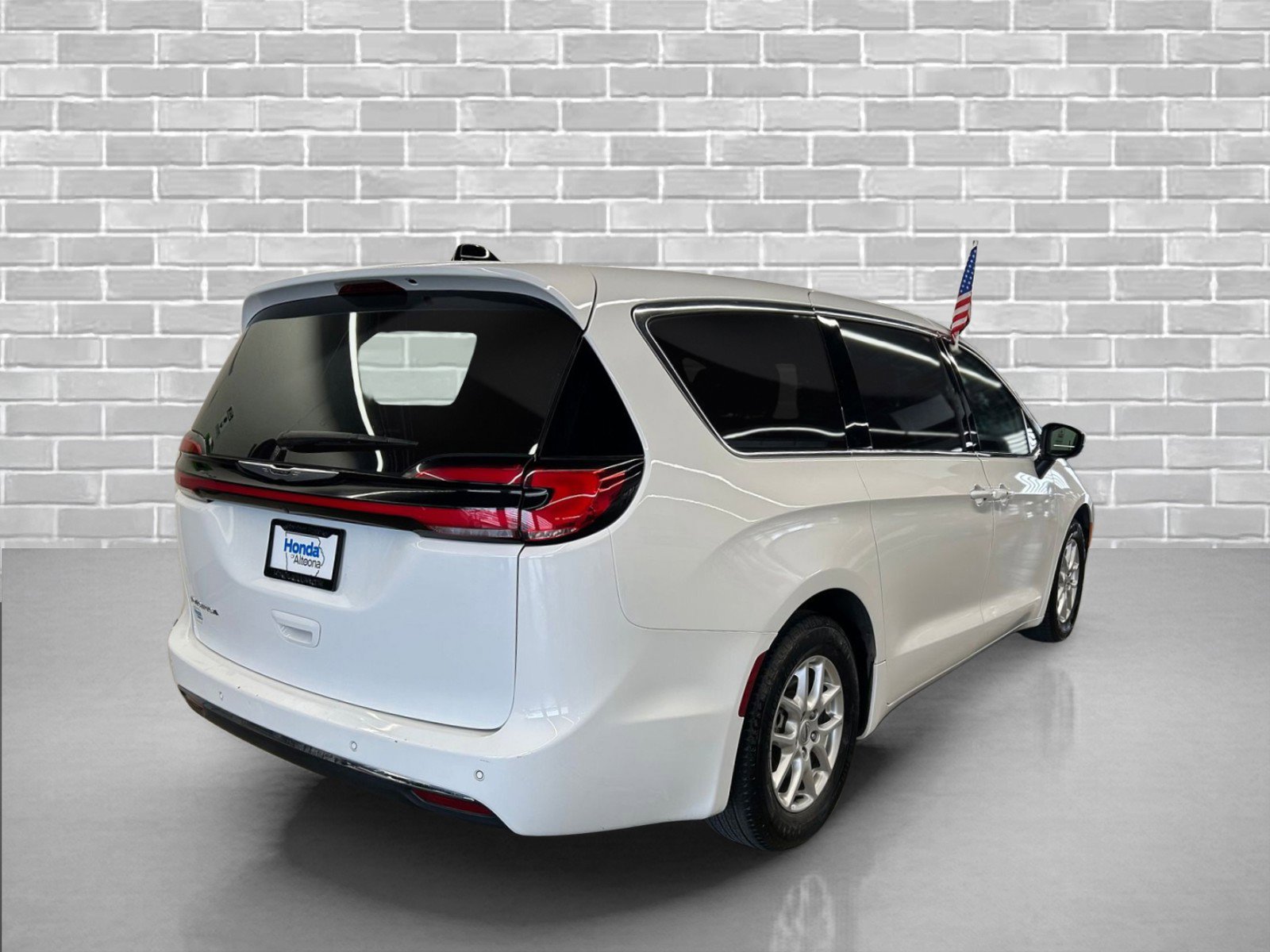 Used 2023 Chrysler Pacifica Touring-L image 5