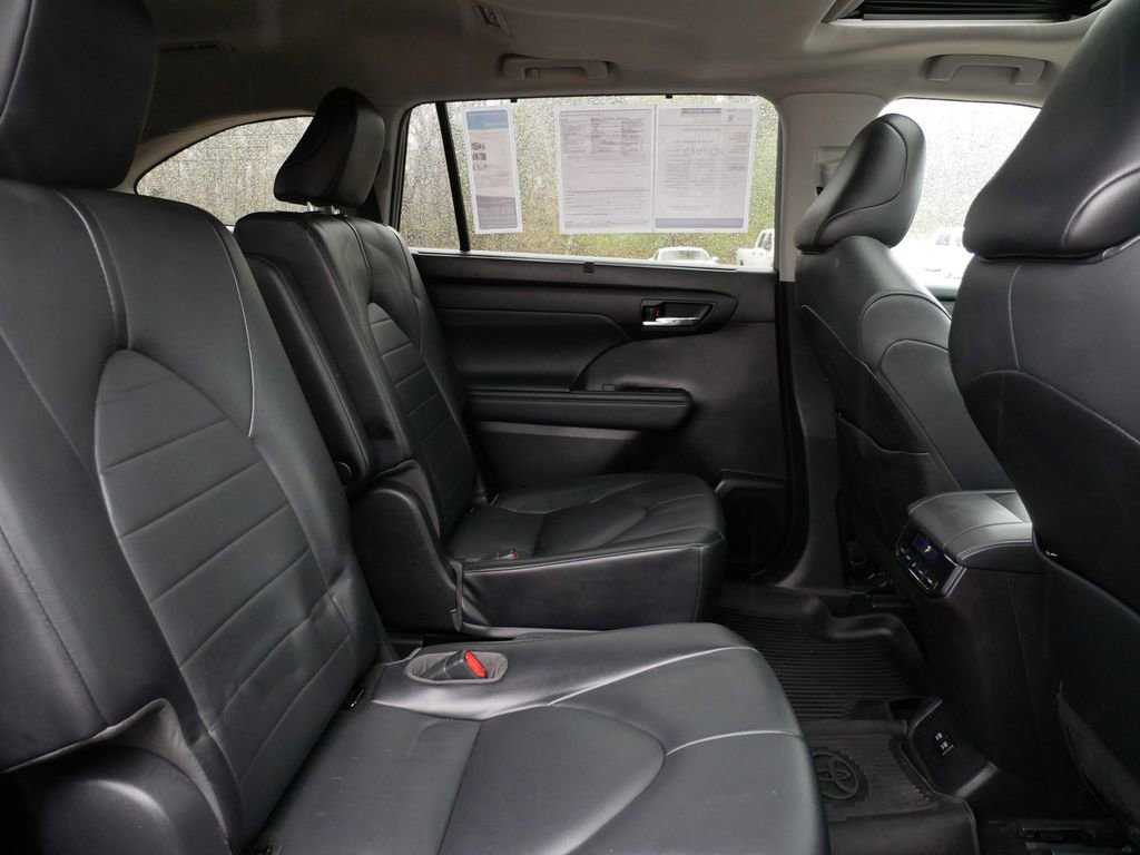 Used 2021 Toyota Highlander XLE image 27