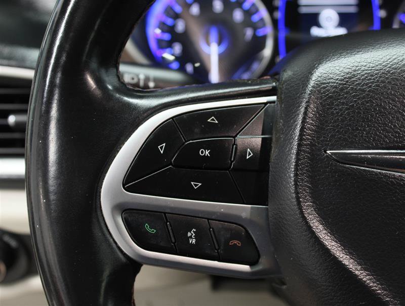 Used 2018 Chrysler Pacifica Touring-L FWD image 11
