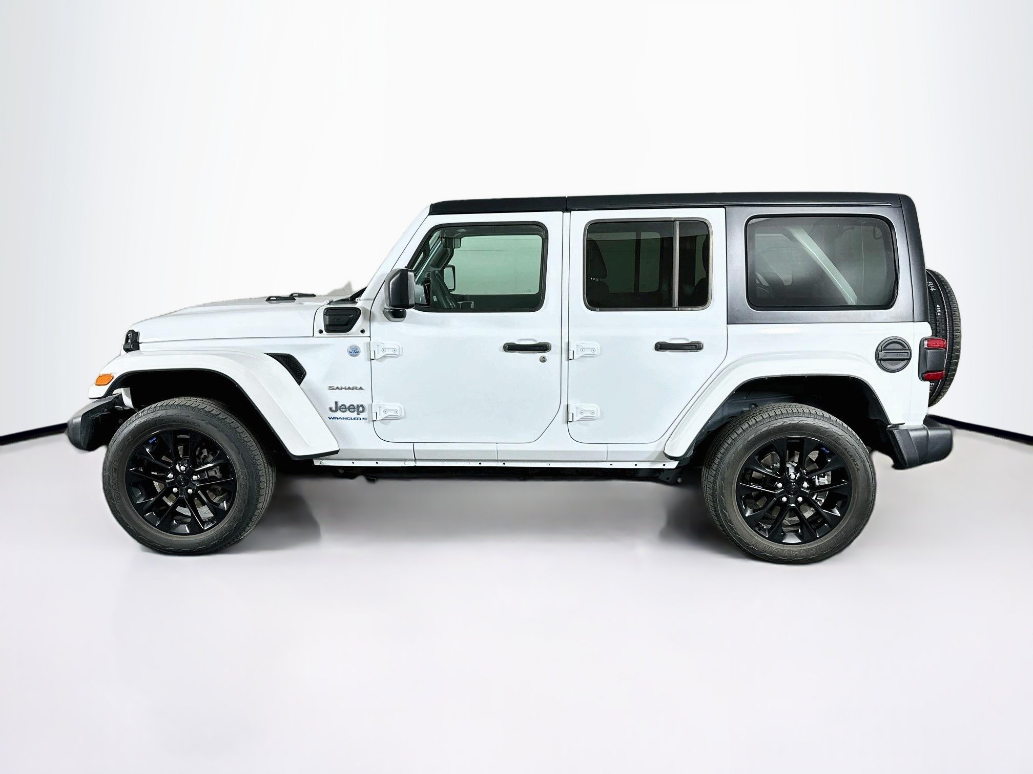 Used 2023 Jeep Wrangler Unlimited Sahara w/ Cold Weather Group AWD/4WD image 4