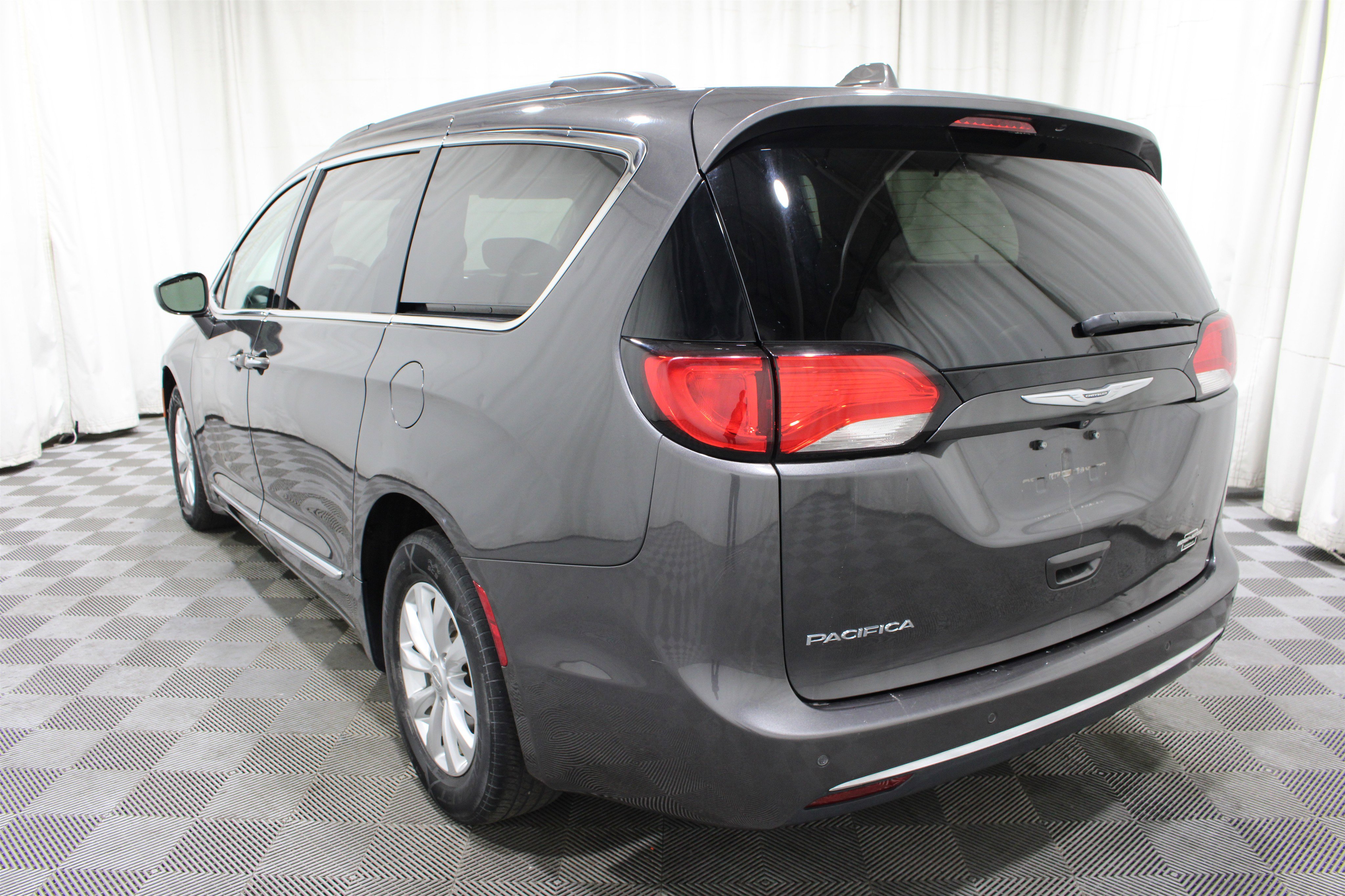 Used 2017 Chrysler Pacifica Touring-L FWD image 30
