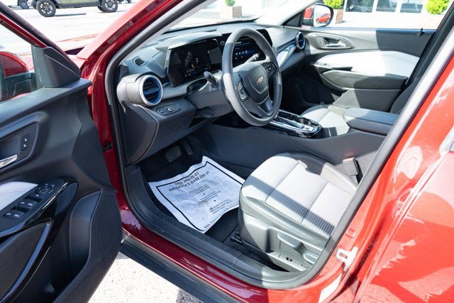 Used 2025 Chevrolet Trax LT FWD image 14