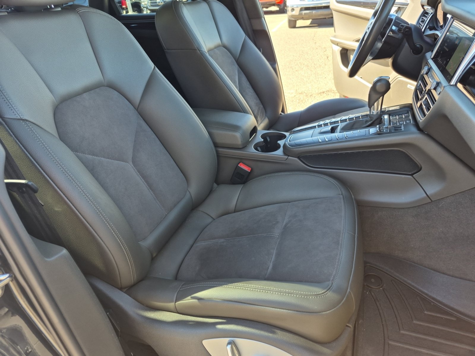 Used 2021 Porsche Macan AWD/4WD image 23