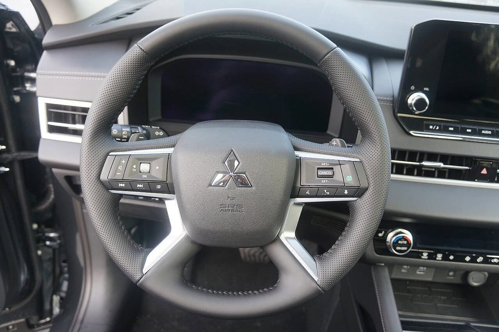 New 2025 Mitsubishi Outlander SE image 25