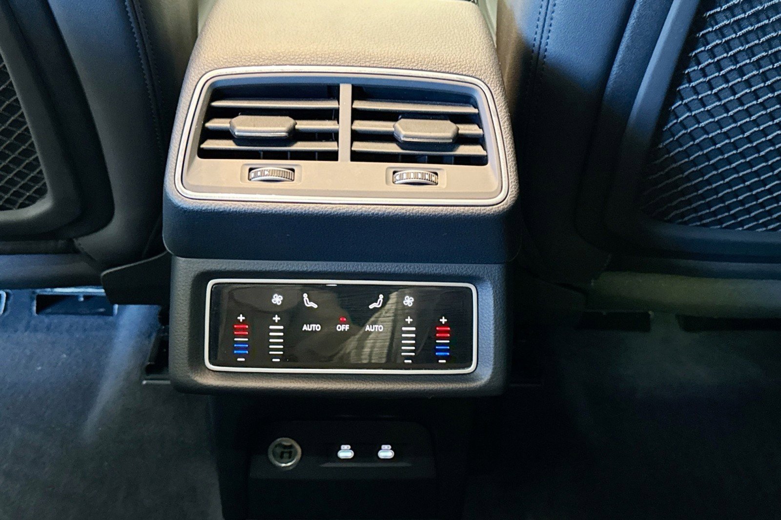 Used 2022 Audi e-tron Premium w/ Convenience Plus Package AWD/4WD image 24