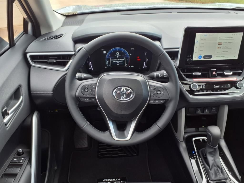 Used 2025 Toyota Corolla Cross XLE w/ Convenience Package image 12