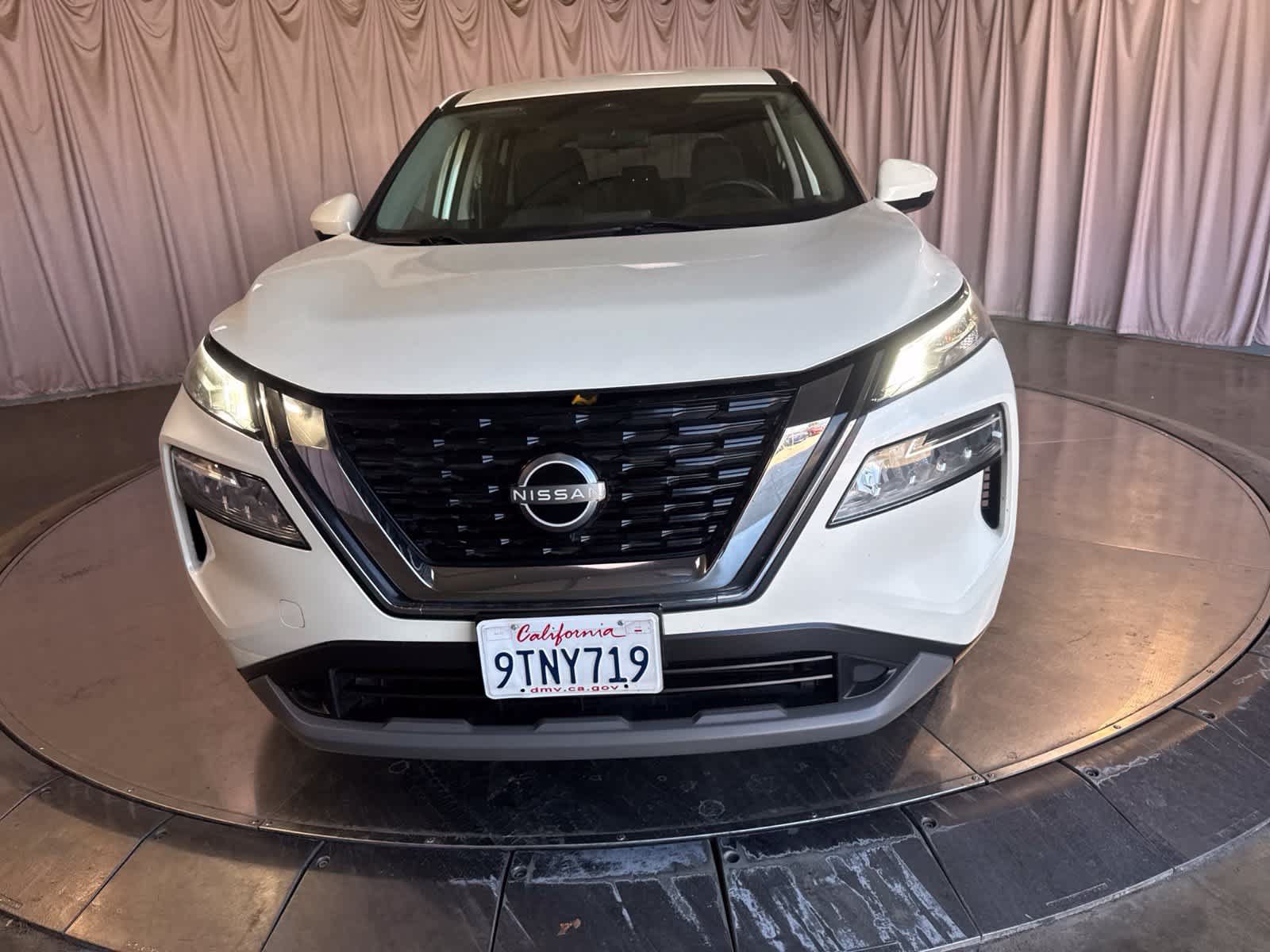 Used 2022 Nissan Rogue SV FWD image 2