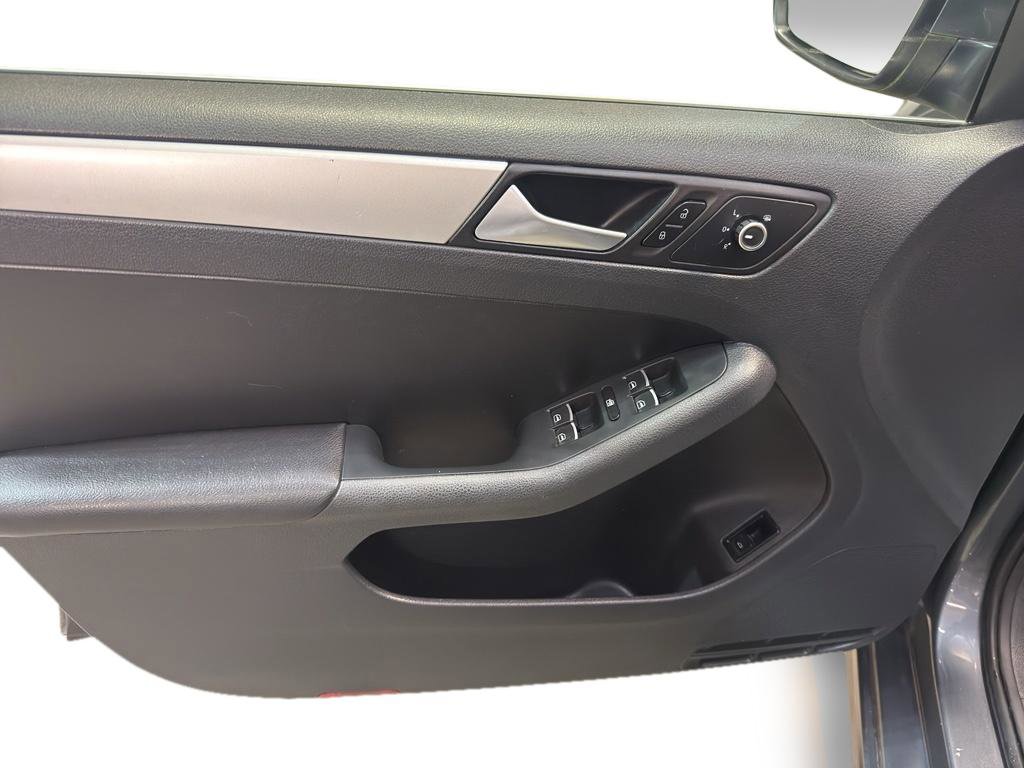Used 2013 Volkswagen Jetta SE FWD image 14