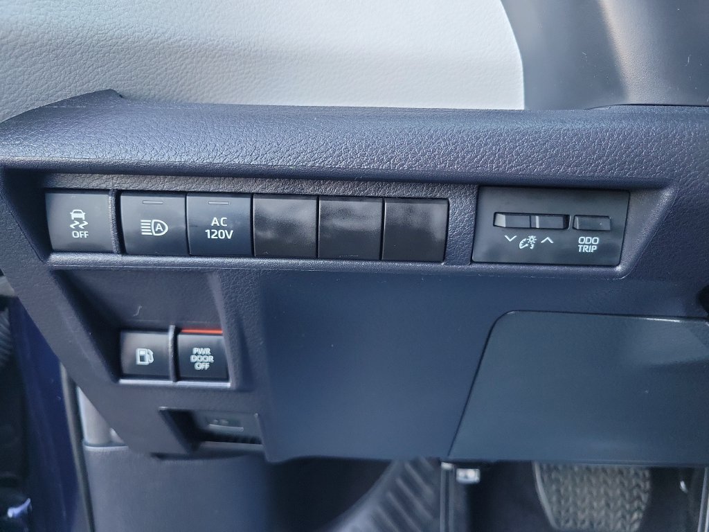 Used 2025 Toyota Sienna XLE w/ XLE Plus Package FWD image 23
