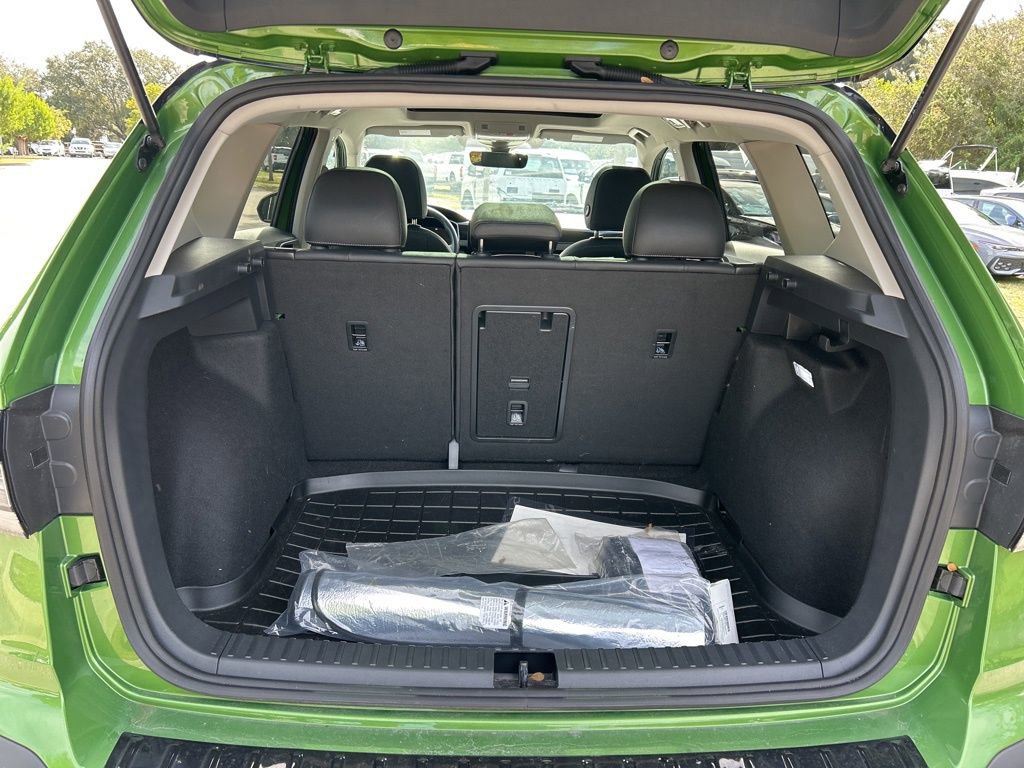 Certified 2025 Volkswagen Taos SE image 50