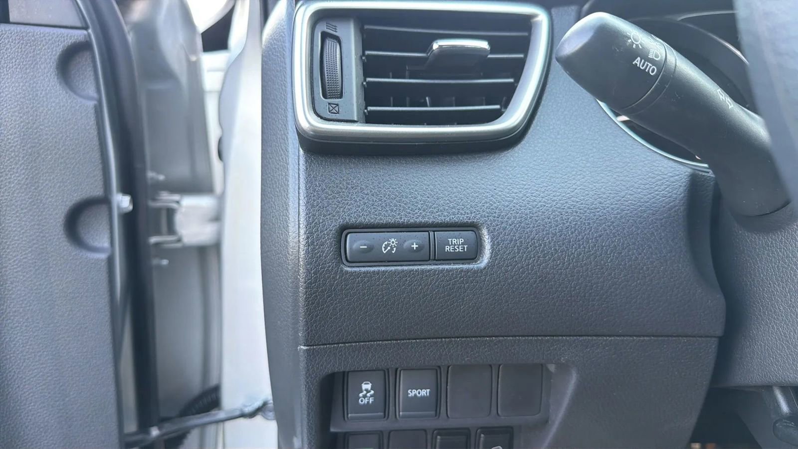 Used 2015 Nissan Rogue SV AWD/4WD image 22