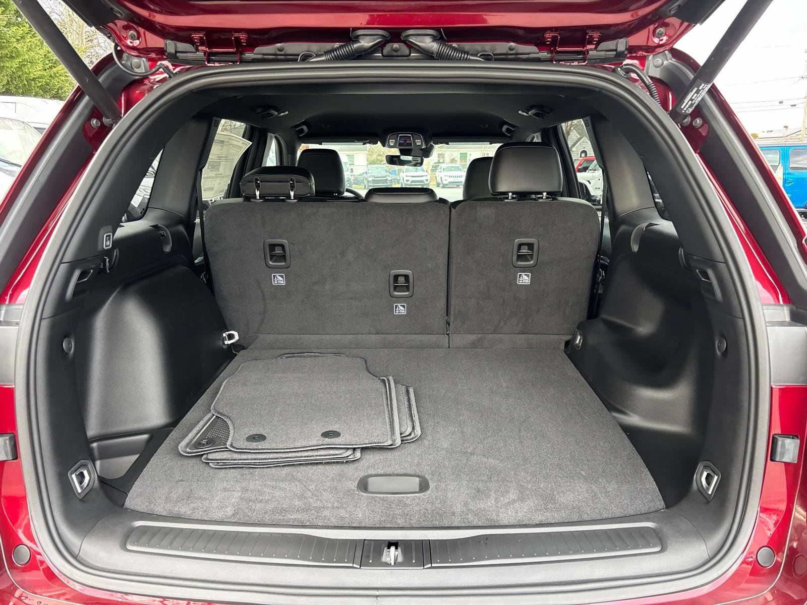 New 2025 Jeep Grand Cherokee Limited w/ Black Appearance Package image 4