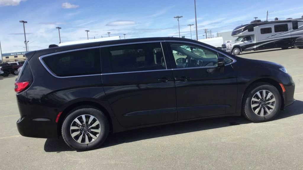Used 2024 Chrysler Pacifica Select image 9