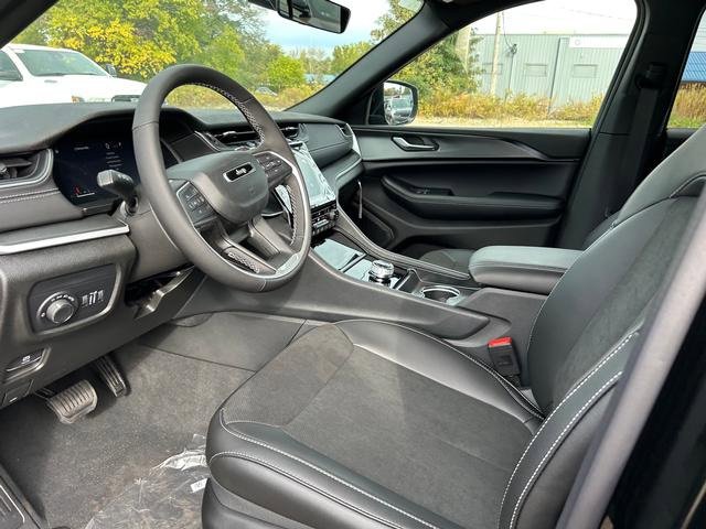 New 2025 Jeep Grand Cherokee Altitude image 11