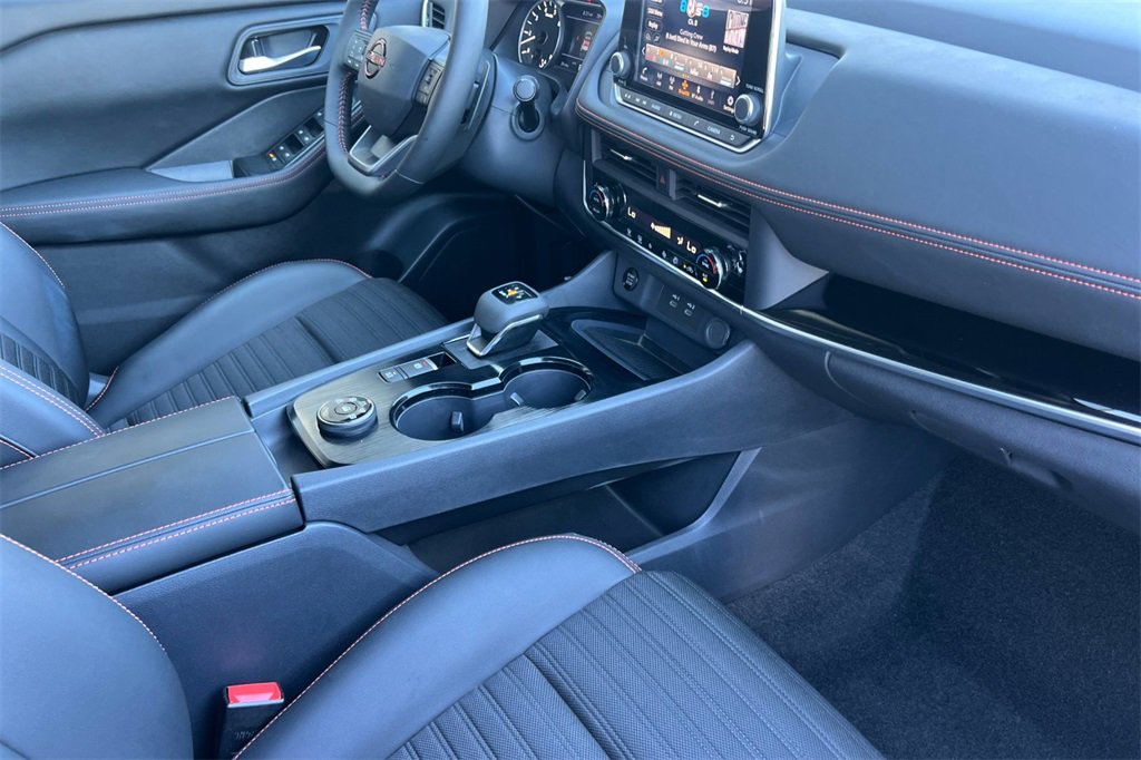 Used 2025 Nissan Rogue SV image 18